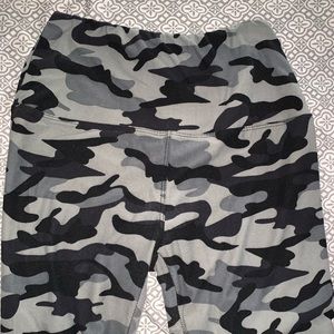 Soft Camo stretchy leggings •